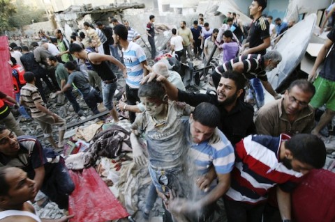 日曜日、南部ガザ、ラファの住宅アパートを狙ったイスラエル空爆の生存者を救出するパレスチナ人　AP/Eyad Baba