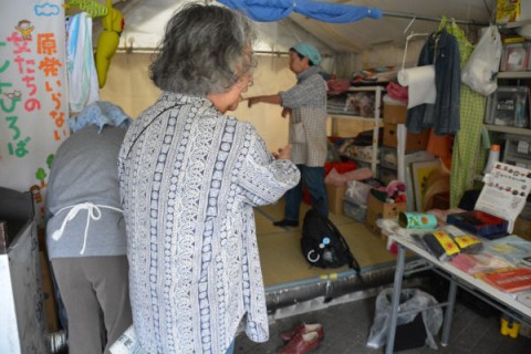 襲撃犯によってグチャグチャにされたテントの中を修復する女性たち。＝13日、経産省前　写真：筆者＝
