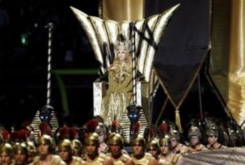 2012スーパーボウルで、アヌナキ/イルミナティの女神イシュターとして現れたマドンナ―― ローマ帝国兵士によって護衛されている