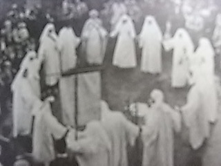 １９５８年「ドルイド」と呼ばれるケルトの宗教指導者の姿をした人々によりストーンヘンジで行われた夏至祭