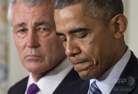 米首都ワシントン（Washington D.C.）のホワイトハウス（White House）でチャック・ヘーゲル（Chuck Hagel）国防長官（左）の辞任を発表するバラク・オバマ（Barack Obama）大統領（2014年11月24日撮影）。(c)AFP/Saul LOEB