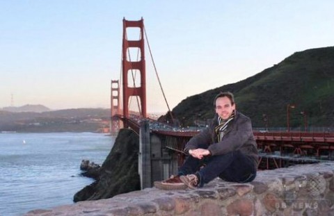 米カリフォルニア州にあるゴールデンゲートブリッジを背景に記念写真を撮るアンドレアス・ルビッツ副操縦士の写真としてインターネットやソーシャルメディアで出回っている画像。(c)AFP
