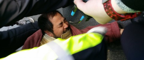 リッパート駐韓米大使を襲い、取り押さえられた男＝５日、韓国・ソウル　 撮影日：2015年03月05日 | 時事通信社