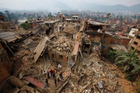 首都カトマンズに近いバクタプルで生存者を捜索する。（Photograph by Niranjan Shrestha, AP）