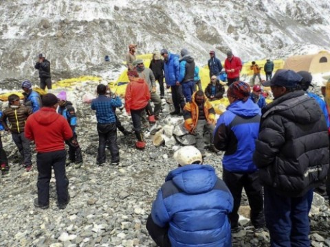 エベレストで雪崩。少なくとも18人が亡くなった。（Photograph by Azim Afif, AP）
