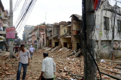 建物の正面が崩壊。カトマンズ近郊（Photograph by Prakash Mathema, AFP, Getty Images）