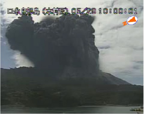 ↑口永良部島が爆発的に噴火した瞬間（写真は気象庁提供）