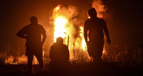 © SPUTNIK/ ALEKSEI VOVK ウクライナ首都キエフ郊外の石油基地の火災　再燃