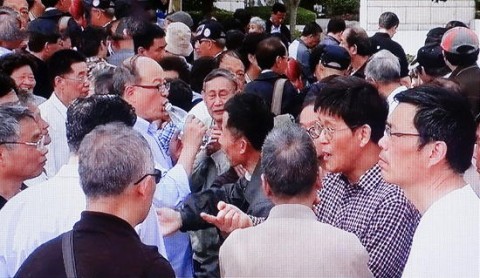 証券会社の前で相場観を語り合う個人投資家。 まるで競馬場の馬券売り場前で、競馬予想を論じ合っているようだ。