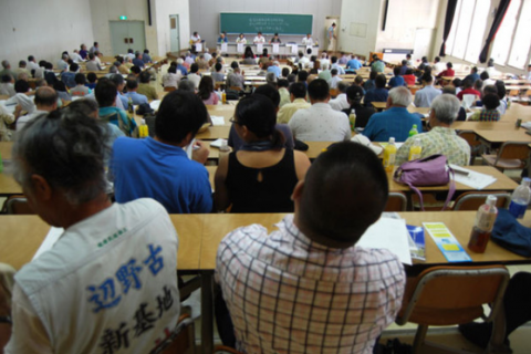 琉球民族独立総合研究学会のシンポジウムが開かれた沖縄国際大学の講堂。ほぼ座席が参加者でいっぱいになるほどの盛況ぶりで、「独立」運動の盛り上がりを感じさせた（撮影／編集部・野嶋剛）