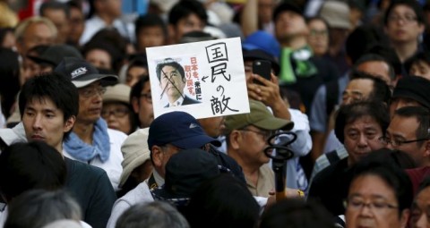 © REUTERS/ THOMAS PETER 日本人は集団的自衛権の容認に絶対反対