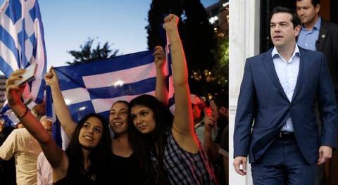 喜ぶギリシャ国民としてやったりのチプラス首相（右）（Ｃ）ＡＰ