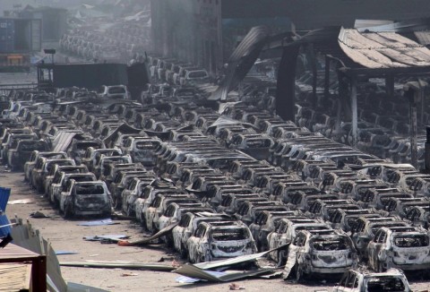 天津の爆発で焼け焦げた数千台に上る車両（STR/AFP/Getty Images）