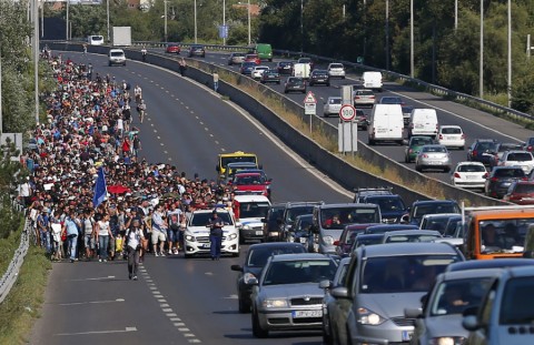Migrants set off on foot for the border with Austria from Budapest
