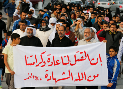 2016年1月2日　バーレーン、マナマ西部のサナビス村で、サウジアラビア当局による、サウジアラビアのシーア派宗教指導者ニムル・アル-ニムルの処刑に反対する抗議行動で、 "死は我々にとって当然のことで、神があたえたもうた尊厳は殉教だ" という垂れ幕を掲げる参加者、Hamad I Mohammed / Reuters