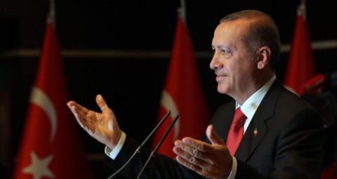 © AP PHOTO/ BURHAN OZBILICI トルコ大統領　米国にトルコとクルドのどちらかを選ぶよう求める